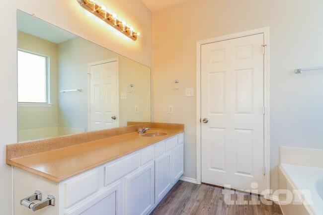 Photo - 716 Kentucky Derby Ln