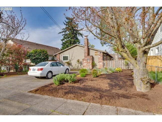Building Photo - 4515 SE 70th Ave Unit 4515 SE 70th Ave Rental