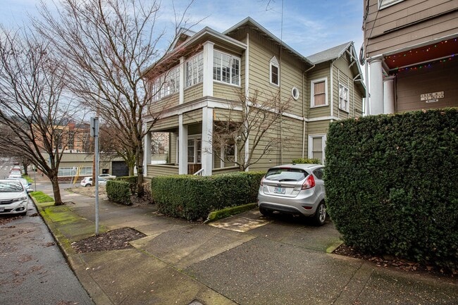 Photo - Charming Studio in Prime Goose Hollow Location Unit 1527B