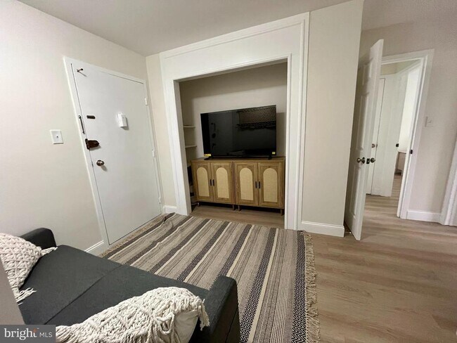 Photo - 2401 H St NW Unidad 807