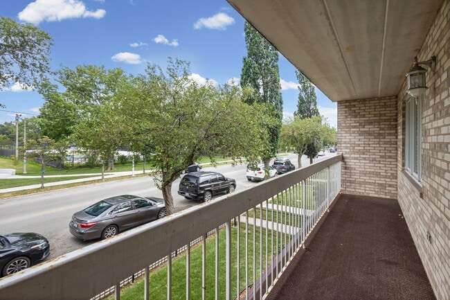 Spacious balcony overlooking wenworth park and ice rink - 5632 S Narragansett Ave Unit 204