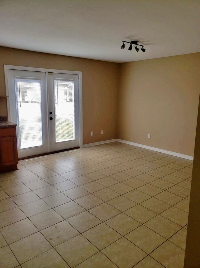 Photo - Cute townhome with 3 bd,2.5 bath, with garage near Tyndall AFB, restaurants and shopping.