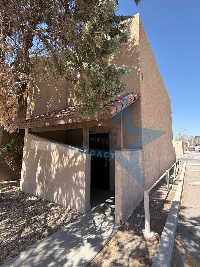 Building Photo - 3 Bed Condo W/ yard!