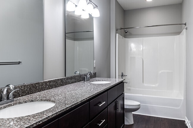 2BR, 2BA - 1009SF