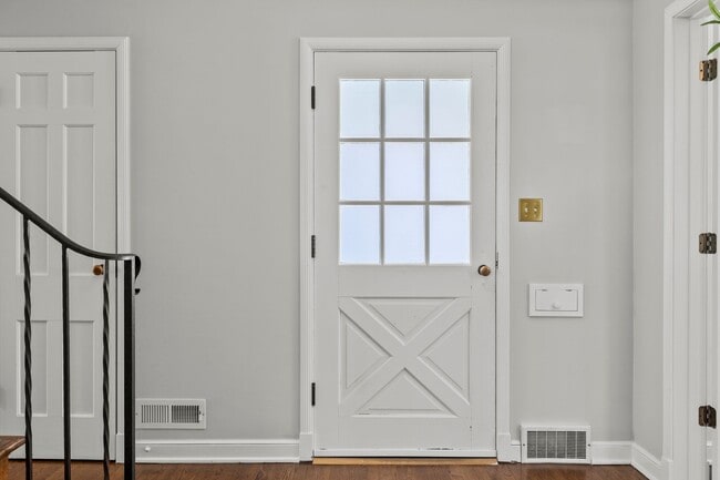 Photo - Beautiful Arlington Home South of Lane