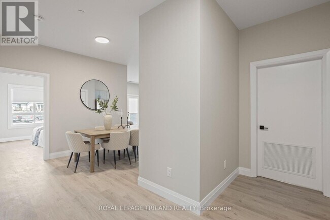 Photo - 33318 Richmond St