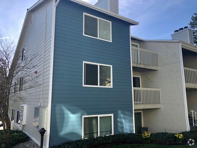 Building Photo - Updated 2 Bedroom Condo in Prime Redmond L...