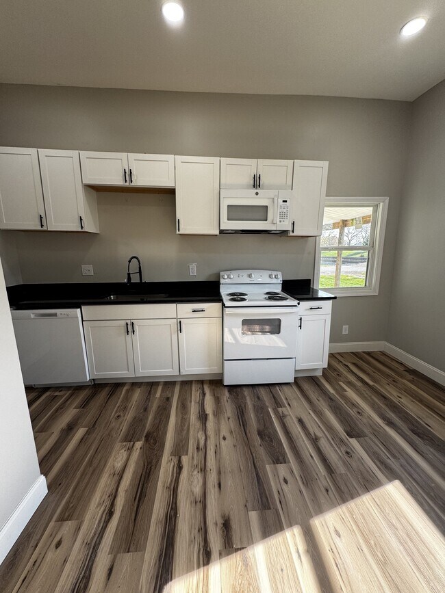 Photo - 118 Bank St Unit B