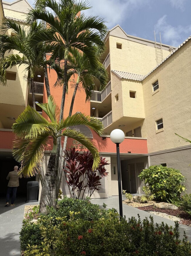 Building Photo - 8343 Lake Dr Unit 207