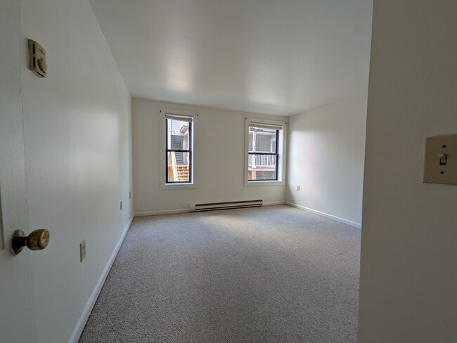 Photo - 348 College St