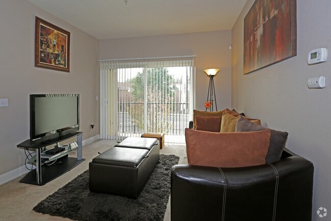 2BD, 2BA - 975 SF