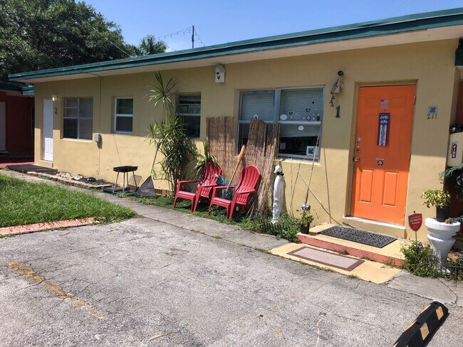 211 SW 7th Ave Unit 2