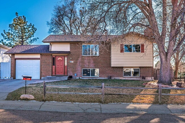 Building Photo - 5 bedrooms ,2 bathrooms and on 0.32 acres for rent