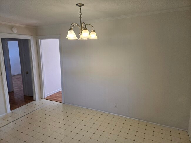 dining/kitchen area - 10025 N Oak St Unit 10025