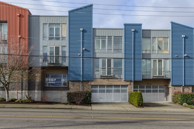 Building Photo - Stunning Downtown Condo