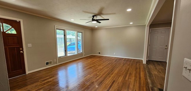 Photo - 422 45th St W