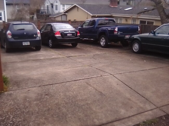 Aparcamiento fuera de la vía pública (hasta 6 plazas) - 2345 Portland St Unidad whole house