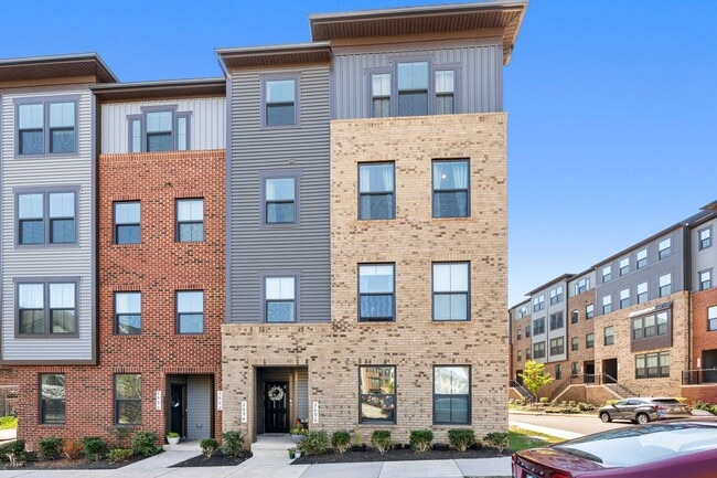 Building Photo - Luxurious 3 Bed 2.5 Bath Townhome In Beautiful Foster's Glen