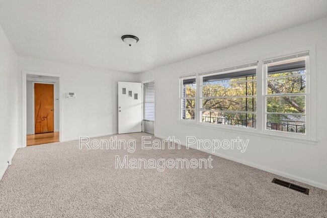 Photo - 932 5 Mile Rd