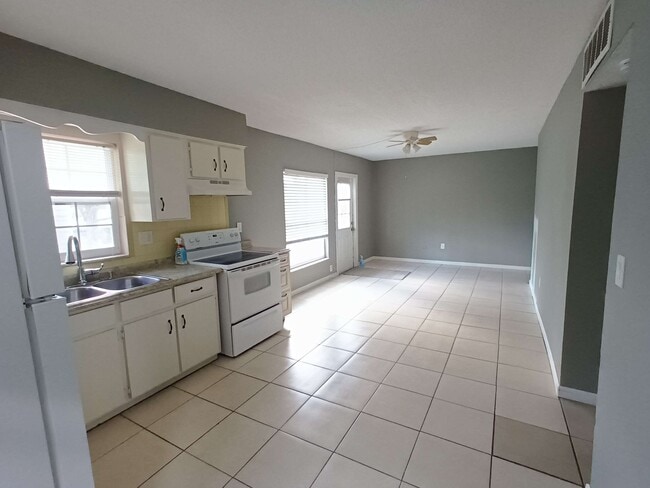 Photo - 400 E Orange St