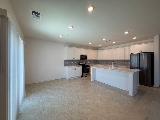 Photo - Rosamond 4 Bedroom + 3 Bathroom !