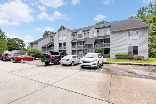 Building Photo - 8471 Yadkin Cir Unit Apartment F