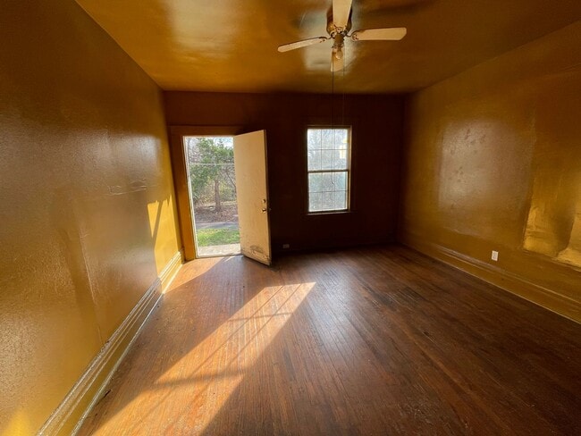 Photo - 2816 Milton St