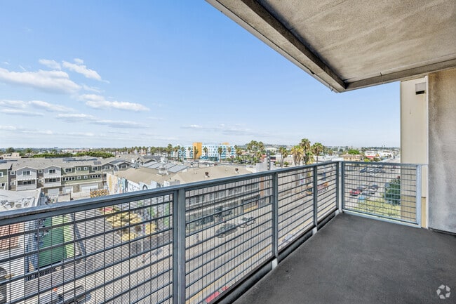 2BR, 1BA - 860SF - Balcony