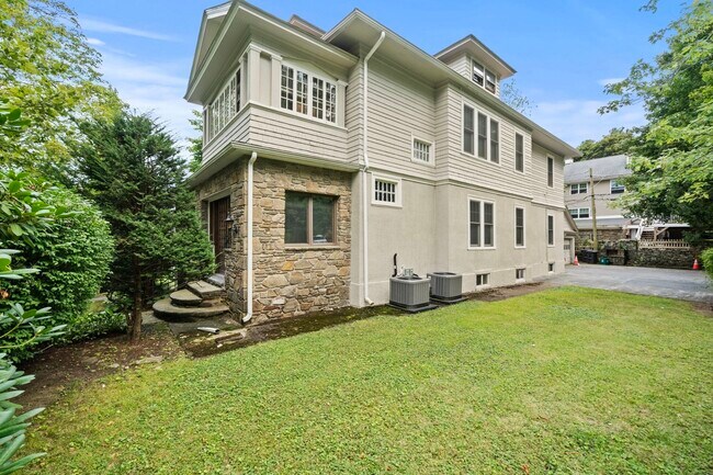 11 Roseland Rd Unit 1
