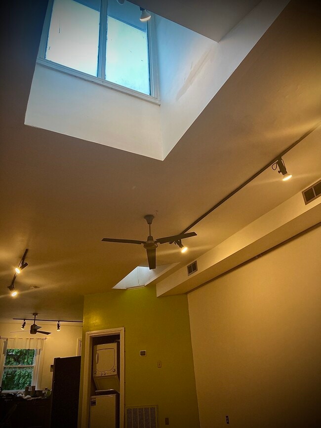 Photo - 1717 E Main St Unidad 1717 E ain St Apt A