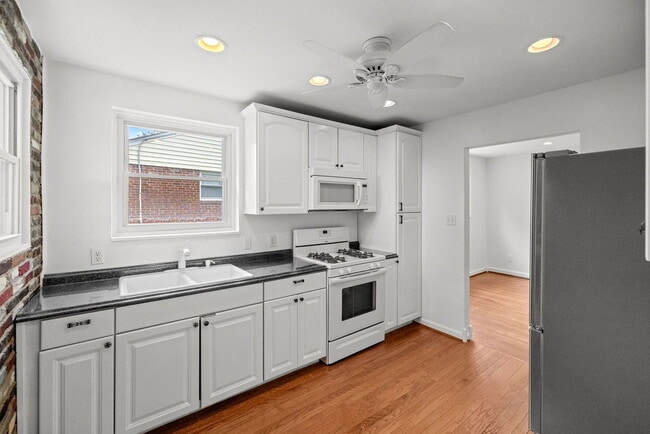 Rare Garage, Fully Fenced, and Steps to Me... - Rare Garage, Fully Fenced, and Steps to Me... Apartment