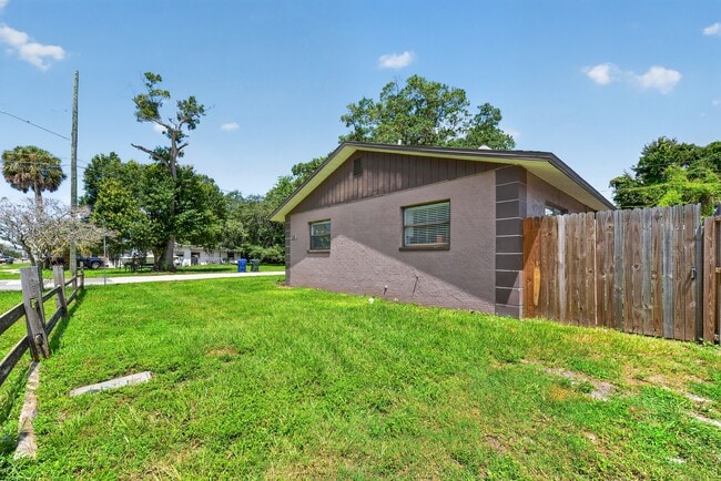 Photo - 526 Rosery Rd NW