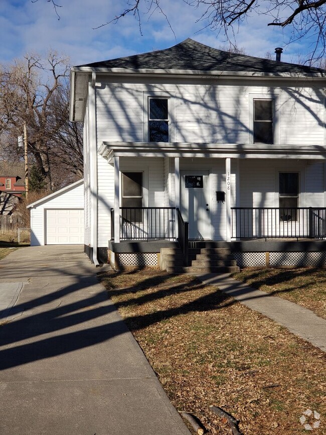 Building Photo - Large 3 Bedroom Home