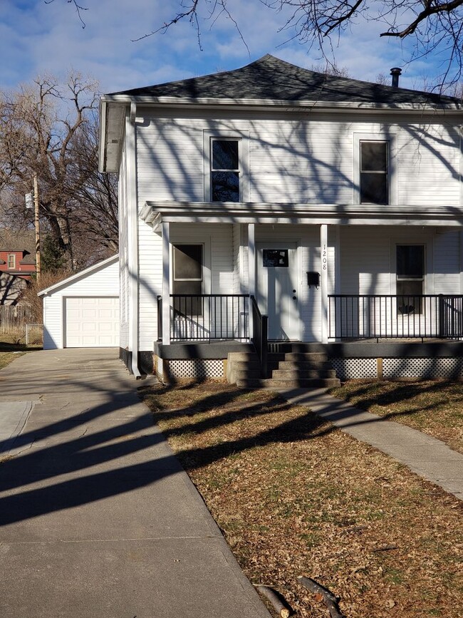 Building Photo - 1208 Koenigstein Ave
