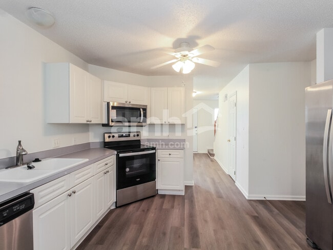 Photo - 628 Windsor Dr SE