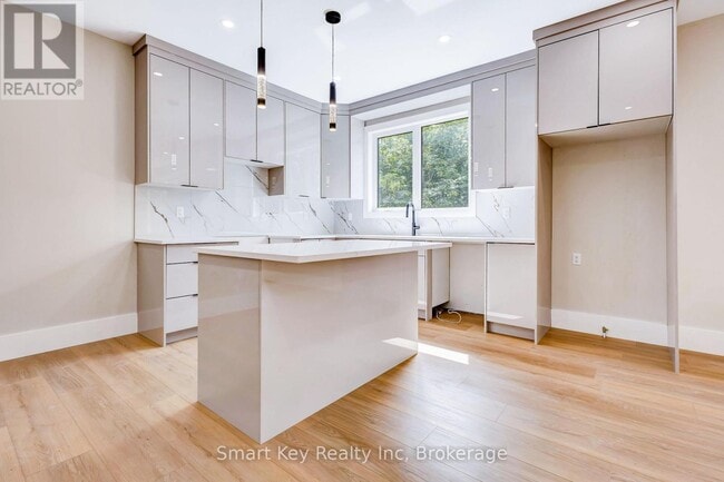 Photo - 125 Brae Cres Unit B