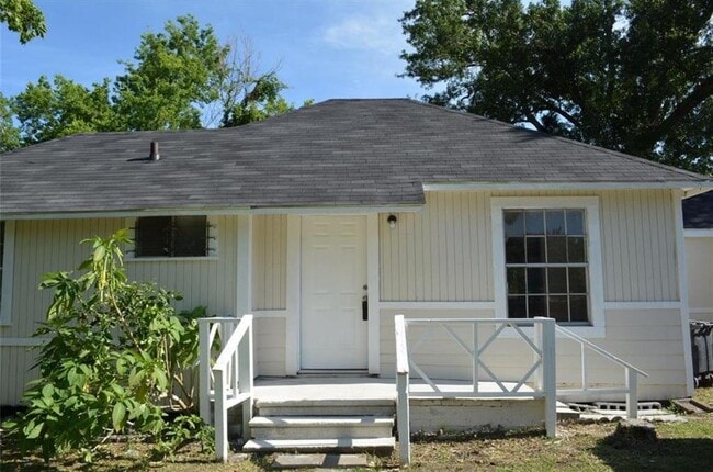 Photo - 2514 Lynnfield St