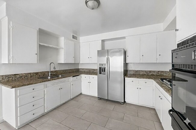 Building Photo - 10618 Crenshaw Blvd Unit 3