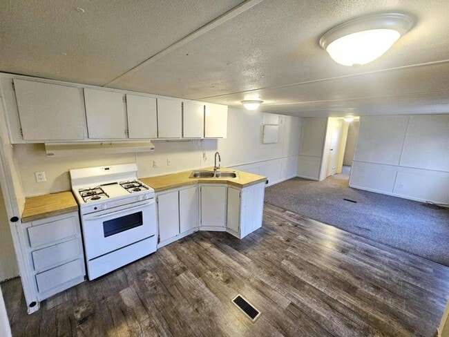 Photo - 300 Medary Ave S