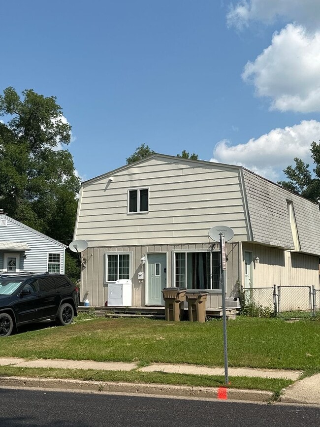 Building Photo - 4 Bedroom House!