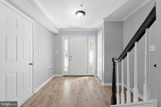 2504 Smoketree Ln
