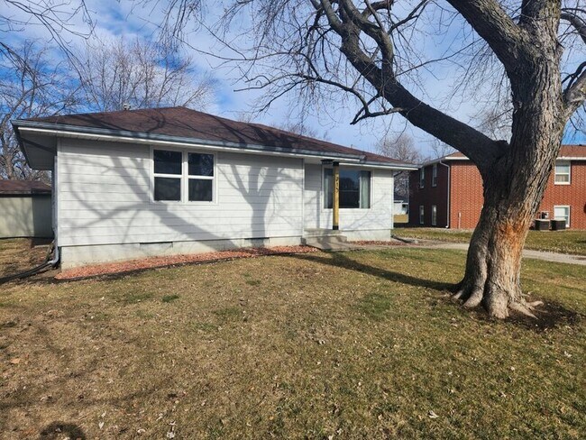 Photo - 715 Maple St