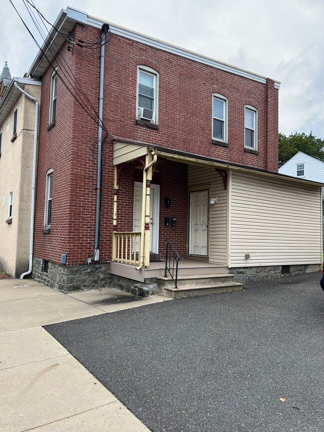 Building Photo - 3 N Walnut St Unit 3