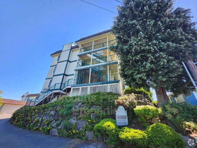 Building Photo - 1588 Naval Ave Unit 11 Rental