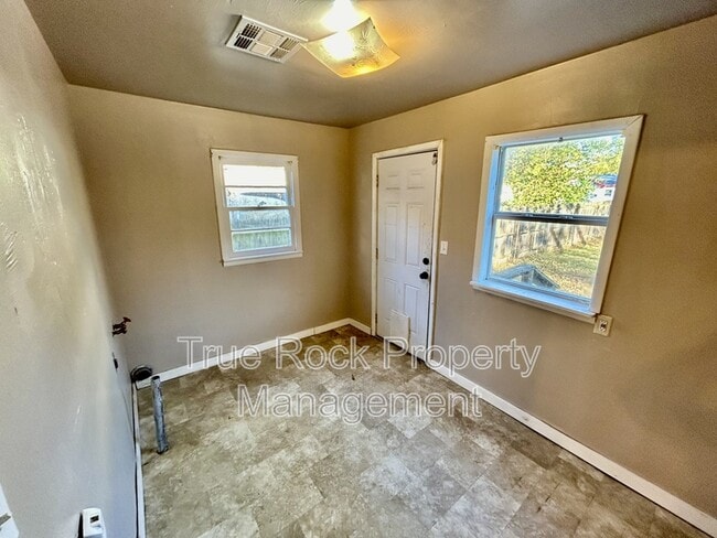 Photo - 428 W 8th St