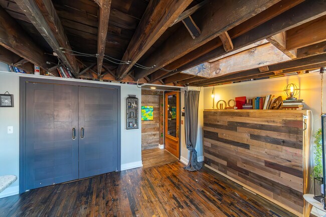 Photo - 104 W Main St Unidad 304