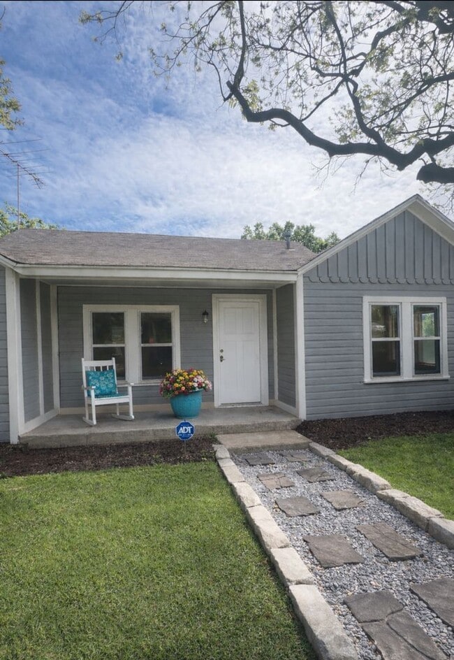 Building Photo - COMING SOON - NEWLY RENOVATION - CHARMING 3/2