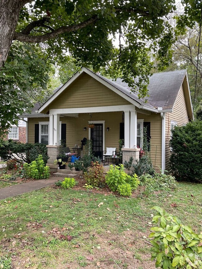 Building Photo - Walk to Downtown Franklin Rental