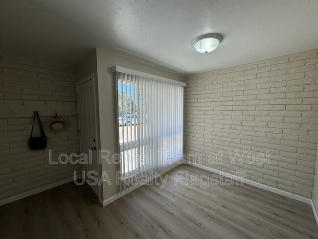 Photo - 702 E Crestview Ave