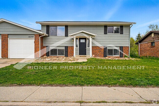 Building Photo - Spacious Duplex with Washer/Dryer and Cent... Rental